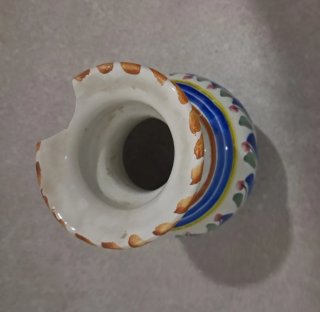 Jarrón de cerámica blanco y multicolor