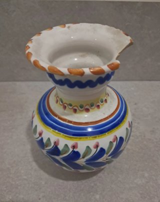 Jarrón de cerámica blanco y multicolor