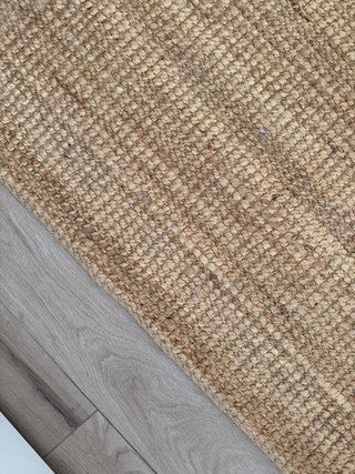 Alfombra de yute beige y marrón