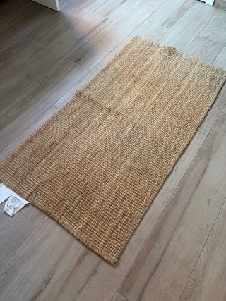 Alfombra de yute beige y marrón