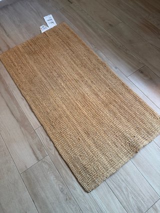 Alfombra de yute beige y marrón