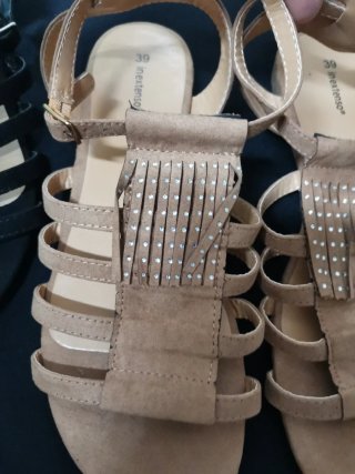 Sandalias planas con flecos y tachuelas