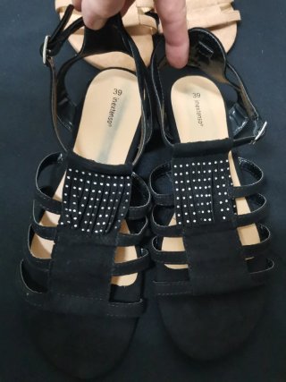 Sandalias planas con flecos y tachuelas