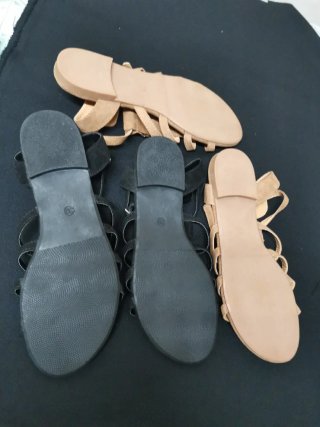 Sandalias planas con flecos y tachuelas