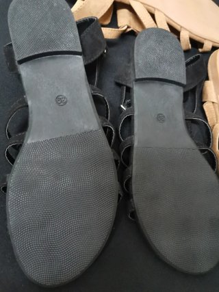 Sandalias planas con flecos y tachuelas