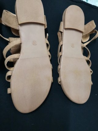 Sandalias planas con flecos y tachuelas