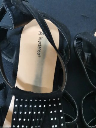 Sandalias planas con flecos y tachuelas