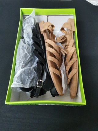 Sandalias planas con flecos y tachuelas