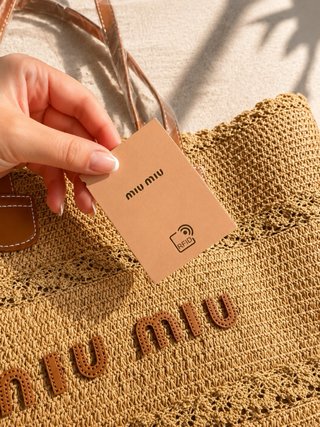 Bolso Miu Miu de rafia para playa