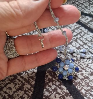 Colgante artesanal flor azul y plata