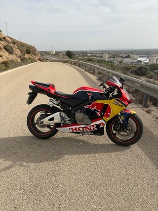 Honda CBR 600 RR 2006 se cambia o vende