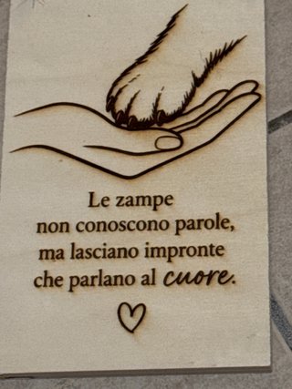 Tavoletta in legno con incisione Le zampe