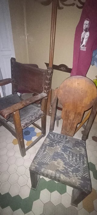 Sillas antiguas de madera y terciopelo