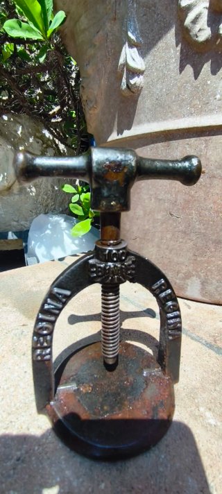 Piccola pressa portatile in ghisa