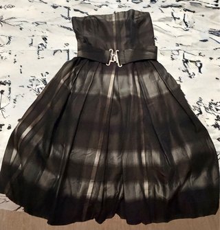 Vestido de fiesta negro con cinturón