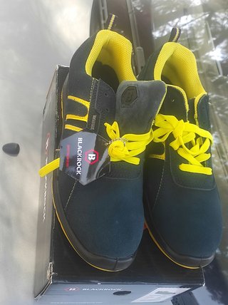 Zapatos de seguridad negros y amarillos