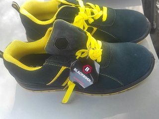 Zapatos de seguridad negros y amarillos