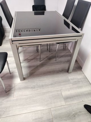 Mesa extensible negra con 6 sillas