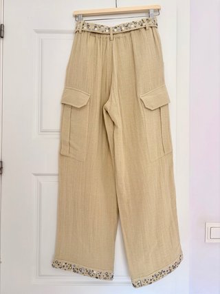 Pantalón Zara ancho con cinturón de abalorios