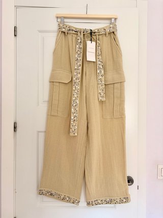 Pantalón Zara ancho con cinturón de abalorios