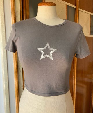 Camiseta crop gris con estrella Bershka