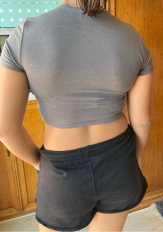 Camiseta crop gris con estrella Bershka