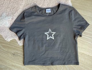 Camiseta crop gris con estrella Bershka