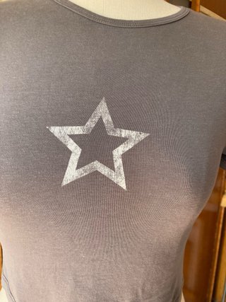 Camiseta crop gris con estrella Bershka