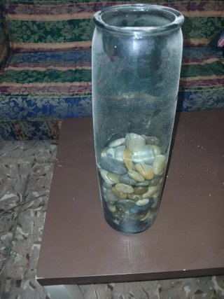 Jarrón de cristal con piedras