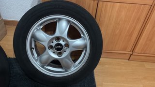 Neumáticos a la venta con llanta