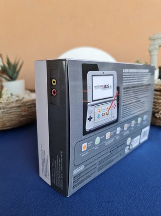 Scatola Nintendo 3DS XL Edizione Retro NES