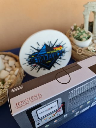 Scatola Nintendo 3DS XL Edizione Retro NES