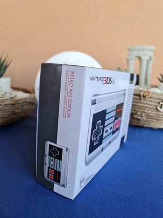 Scatola Nintendo 3DS XL Edizione Retro NES