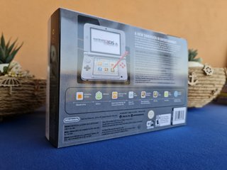 Scatola Nintendo 3DS XL Edizione Retro NES