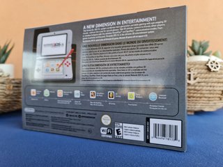 Scatola Nintendo 3DS XL Edizione Retro NES