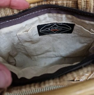 Bolso de mano de rafia y detalles dorados
