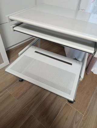Mesa auxiliar para ordenador con ruedas