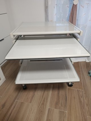 Mesa auxiliar para ordenador con ruedas