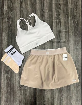 Conjunto deportivo Alo blanco y beige