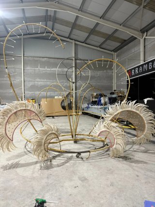 Estructura de hierro para traje de carnaval