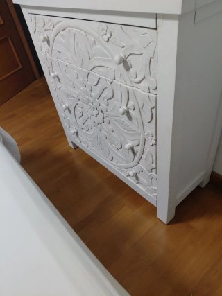 Cómoda de madera con diseño floral banak