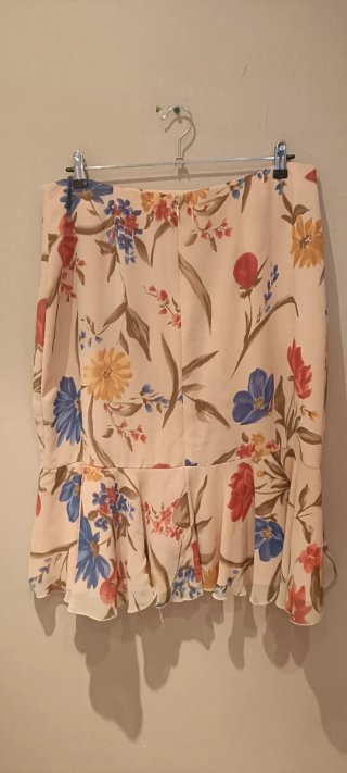 Falda floral midi con volantes