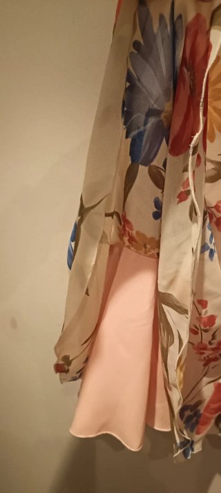 Falda floral midi con volantes