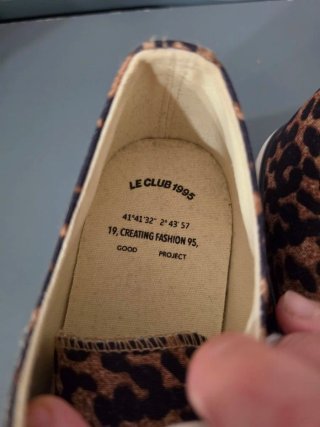 Zapatillas animal print talla 40.  10€ en tienda