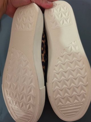 Zapatillas animal print talla 40.  10€ en tienda