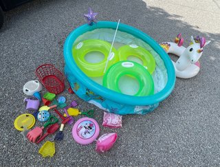 Piscina gonfiabile e ciambelle