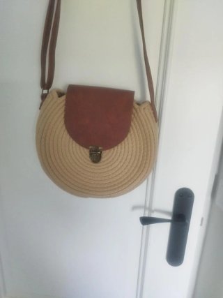 Bolso bandolera redondo beige y marrón
