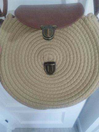 Bolso bandolera redondo beige y marrón