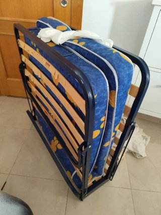 Cama Plegable Azul y Madera