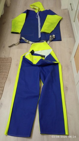 Traje de agua azul y amarillo